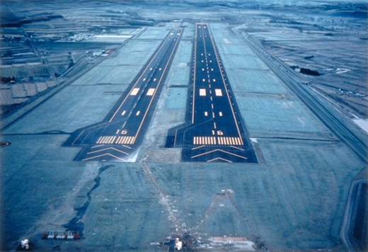 平成8年：旭川空港滑走路舗装新設工事