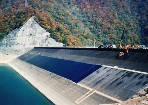 平成8年：深山・板室堤体アスファルト遮水壁補修工事