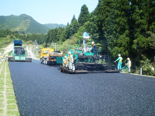 平成16年：九州自動車道加久藤南舗装工事