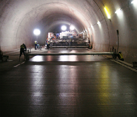 平成22年：第二東名高速道路島田地区トンネル舗装工事