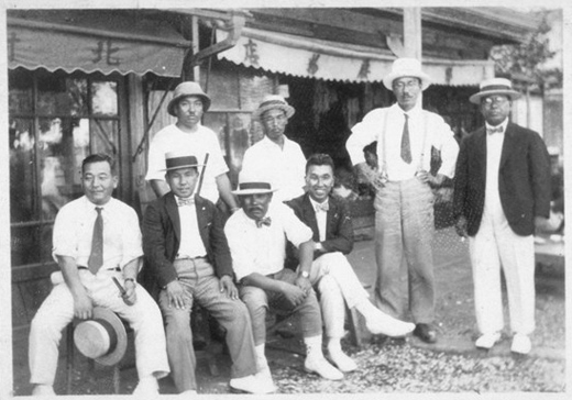 昭和5年：神奈川県藤沢簡易試験舗装工事にて社員集合写真