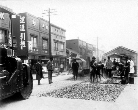 昭和6年：高田馬場試験舗装（タール舗装）