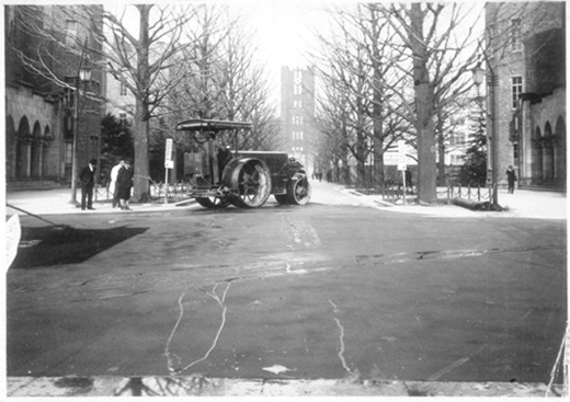 昭和7年：東京帝国大学正門前舗装工事（シートアスファルト）