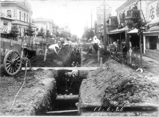 昭和11年：札幌市南一条より北一条に向う下水暗渠堀削
