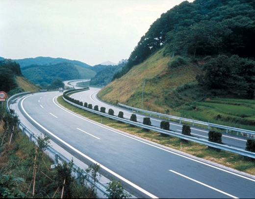 昭和49年：中国高速道路小月・美祢舗装工事