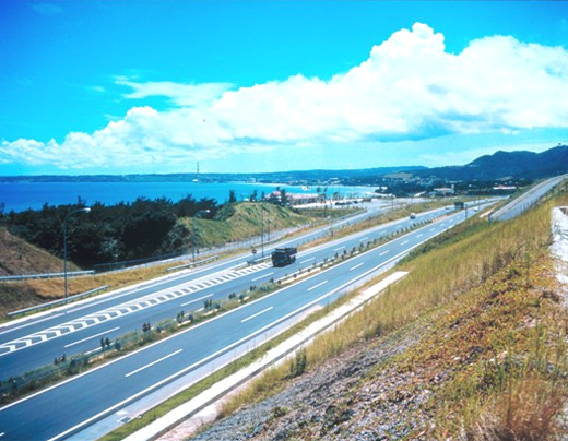 昭和50年：沖縄自動車道路石川舗装工事