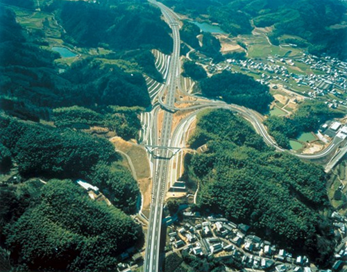 昭和62年：四国横断自動車道川之江舗装